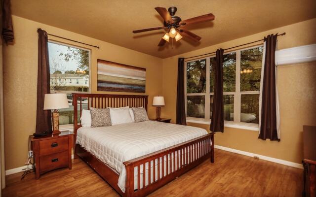 River Rd. Treehouses- Mockingbird Lodge