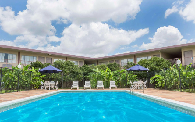 Travelodge by Wyndham Shreveport LA