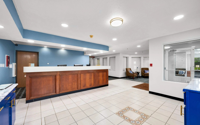 LakeWood Inn & Suites