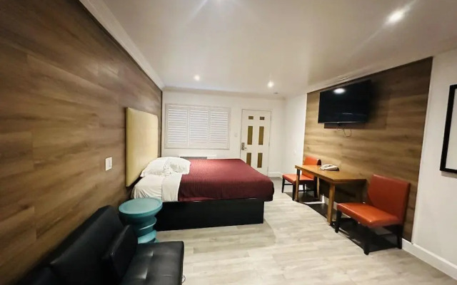 Casa Blanca Inn & Suites