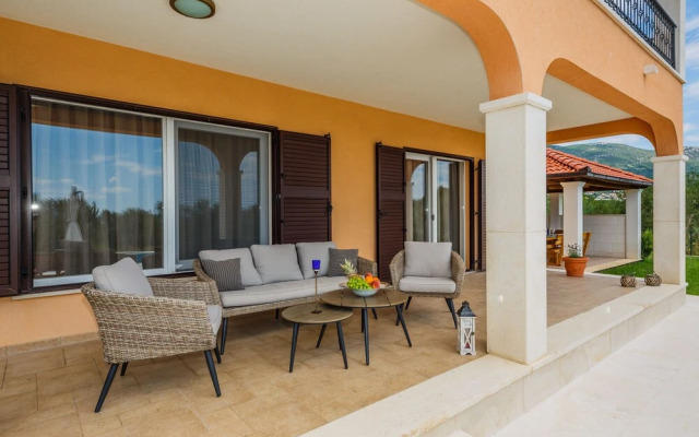 Luxury Secluded Villa w. Pool, Jacuzzi and Garden