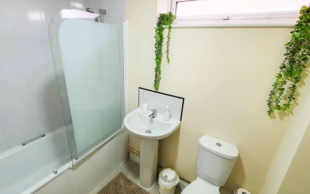 Charming 2-bed Apartment in Stroud