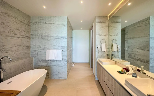 5BR Beachfront Luxury Condo