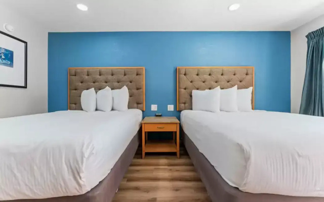 Econo Lodge Inn & Suites