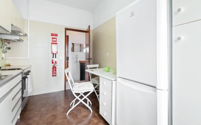 Bright & Cosy Apartment for 4 in Almada