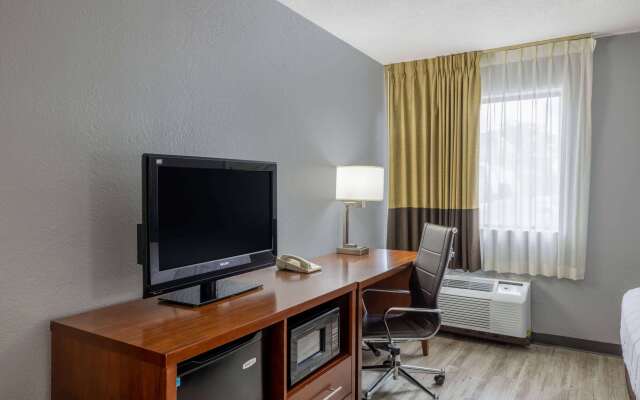 Travelodge by Wyndham Brooklyn Center