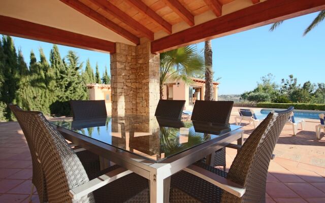 Private 4-bedroom Villa w/ Pool, Summer Kitchen & Expansive Living Space