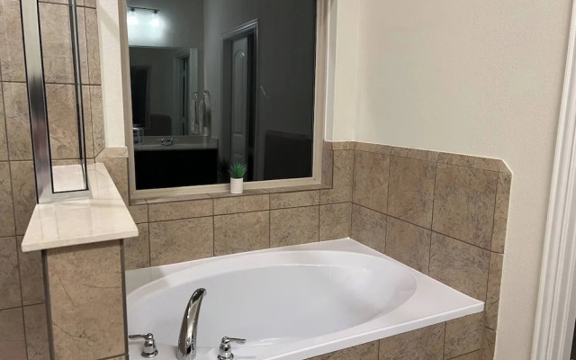 Balmoral Lakeside 5br 4ba House