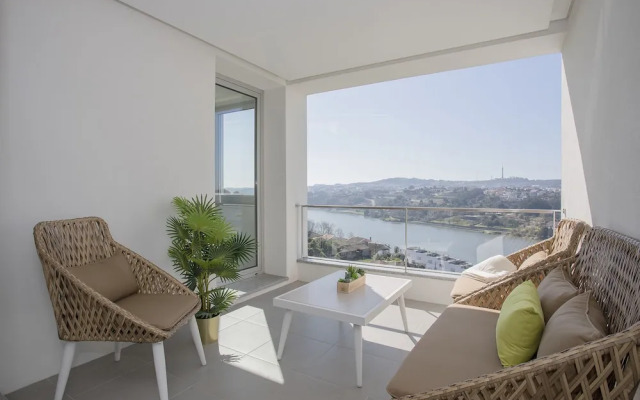 Liiiving -Luxury River View Apartment IX