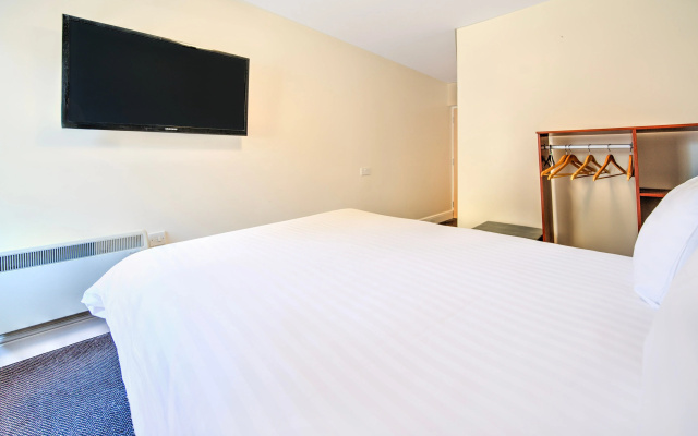 GO2 Gloucester Hotel by OYO