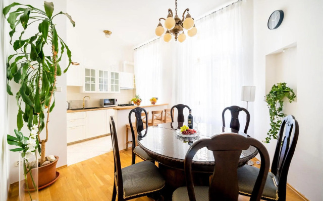 Luxurious Kafka family apt in Old Town