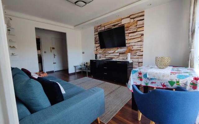 Charming AC 2-bedroom apartment Antibes city center family, couples friendly