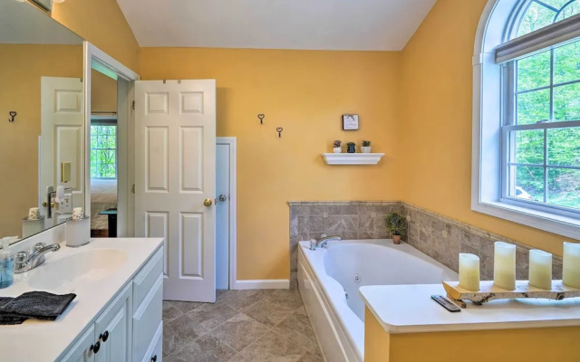 Family-friendly Hancock Home: Walk to Slopes!