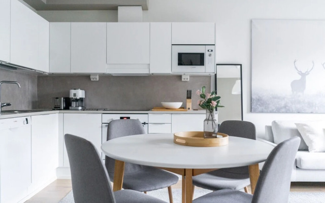 Spacious 1br with parking on the street