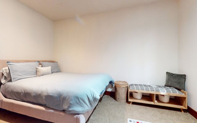 Timbers 15 Private Hot Tub, 2 Car Garage, Washer Dryer, Large Townhouse by RedAwning