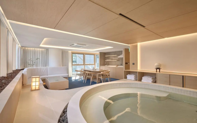 UH Suite The Gangnam