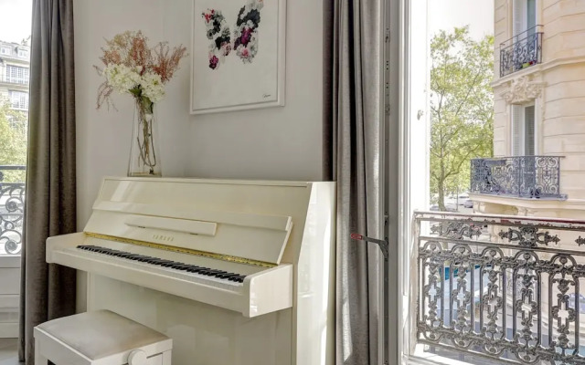 Elegant 3BR Arc de Triomphe