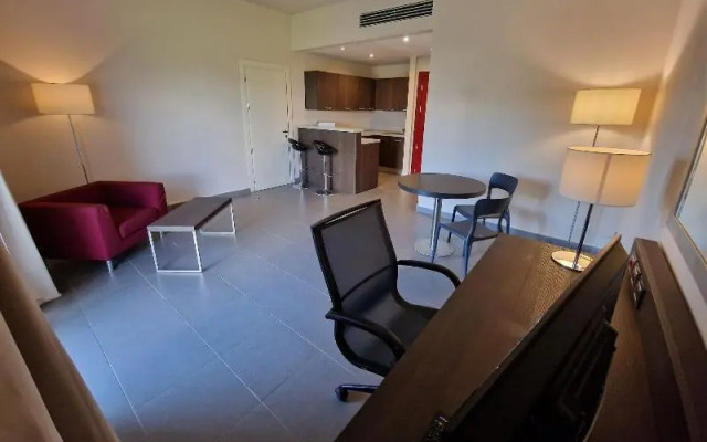 Inn Naples Airport