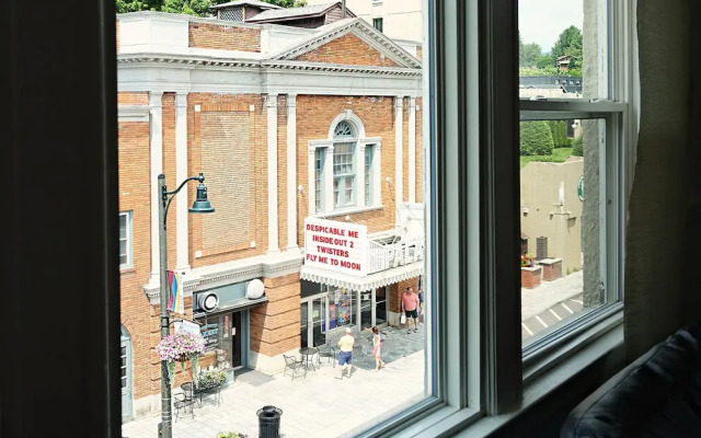 The Haus on Mirror Lake