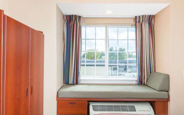 Microtel Inn & Suites by Wyndham Rogers