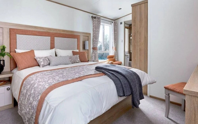 Captivating Bluebell Lodge 2-bed Cotswolds Caravan