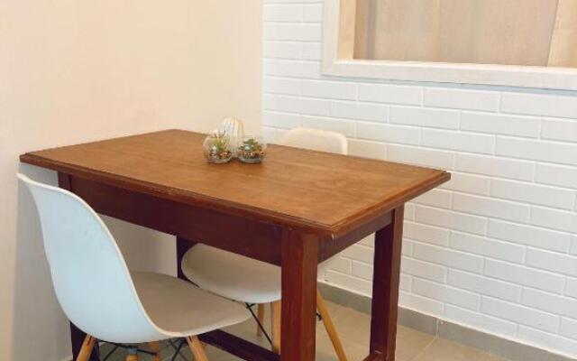 Copacabana Beach! Aconchegante apartamento na quadra da praia.