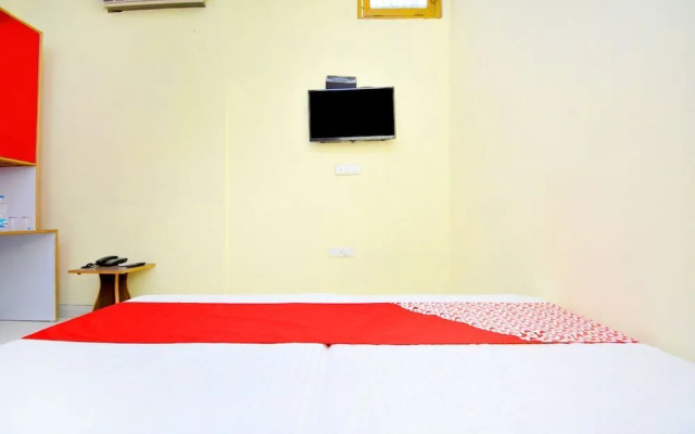 White House By OYO Rooms