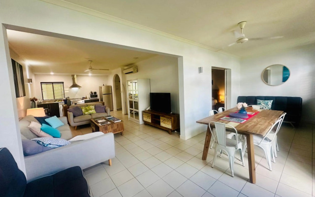 Palm Cove Pool Access Apartment