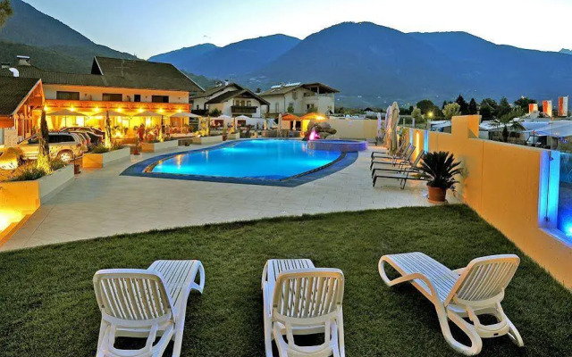 Schlosshof Charme Resort – Hotel & Camping