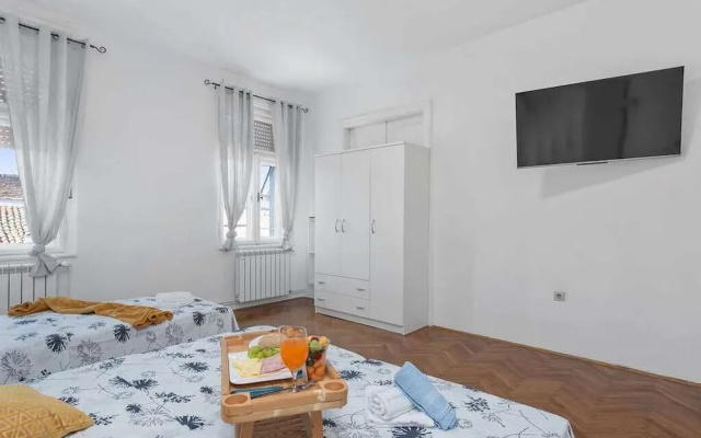 La Guardia apartments