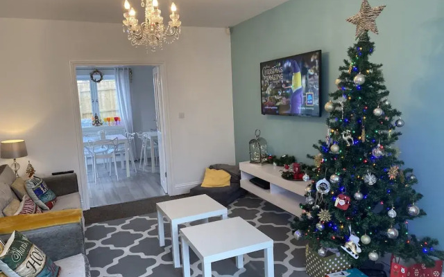 Beautifully Presented 6 bed 5 & a Half Bath House