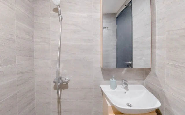 Homey And Good Place 2Br At Collins Boulevard Apartment