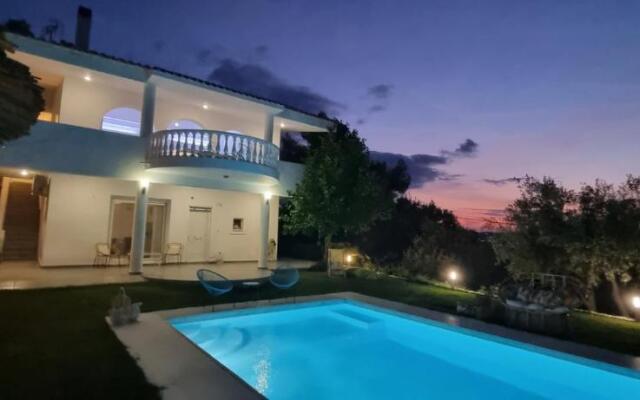 HEAVENLY VIEWS-3- Elegant& Chic, Apartment, Close to the Beach!