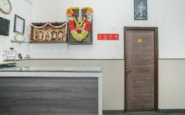 OYO 15711 Athiti Residency