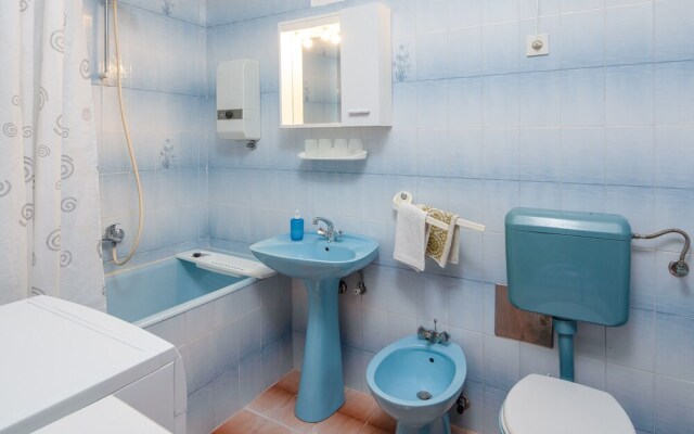 A2 - apt Near Beach w Patio, Parking and Grill