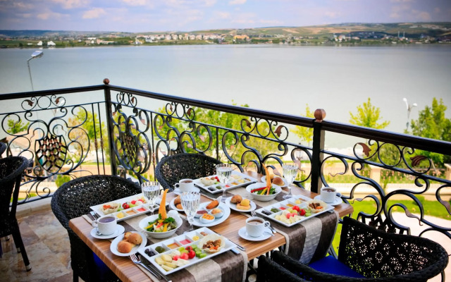 Kronos Hotel