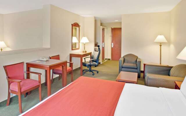 Days Inn & Suites by Wyndham Laurel Near Fort Meade