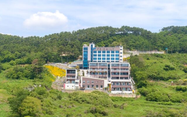 Friemily Pool Villa & Hotel