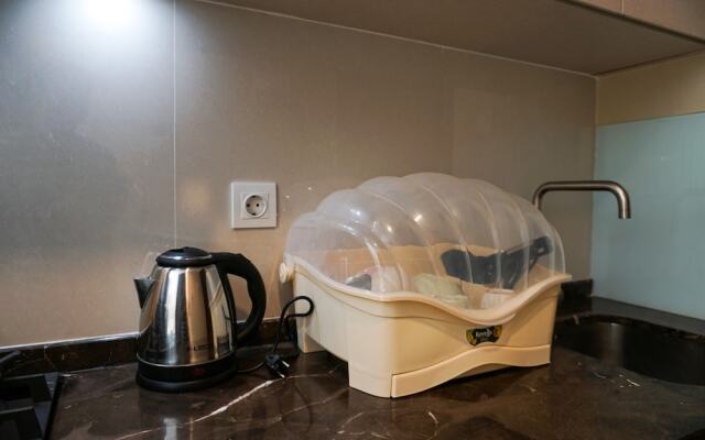 Comfy Studio at Puri Mansion Apartment by Travelio