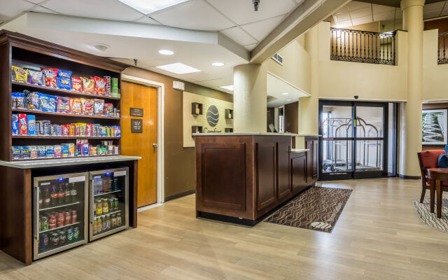 Comfort Inn & Suites Hamilton Place