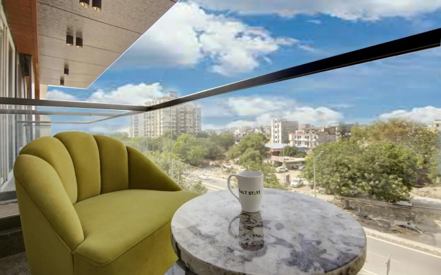 Saltstayz Premier - Near Golf Course Road & Sector 57
