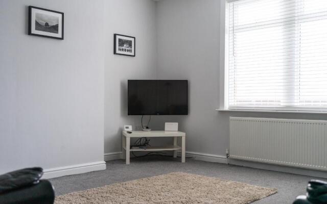 House - Sleeps 4 - Pet Friendly - Parking - Garden