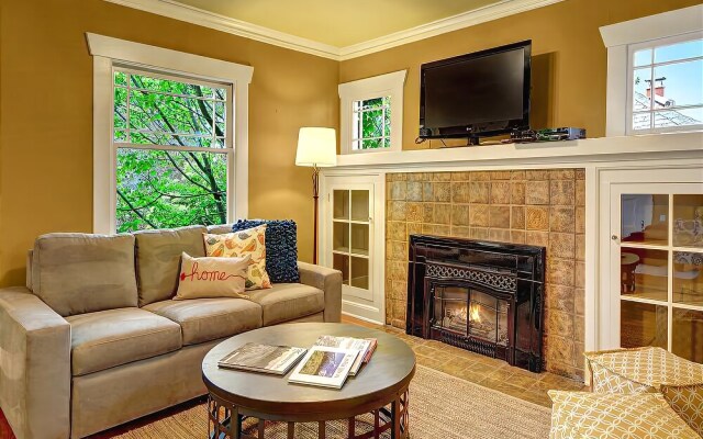 Phinneywood Bungalow - Two Bedroom Home with Fireplace