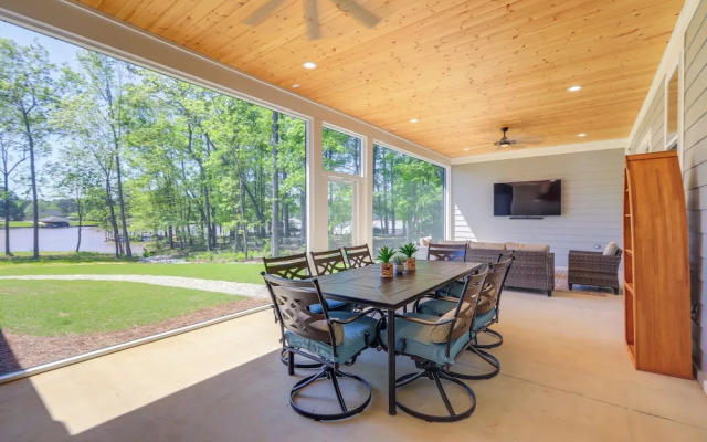 Spacious Lake Sinclair Vacation Rental w/ Dock!