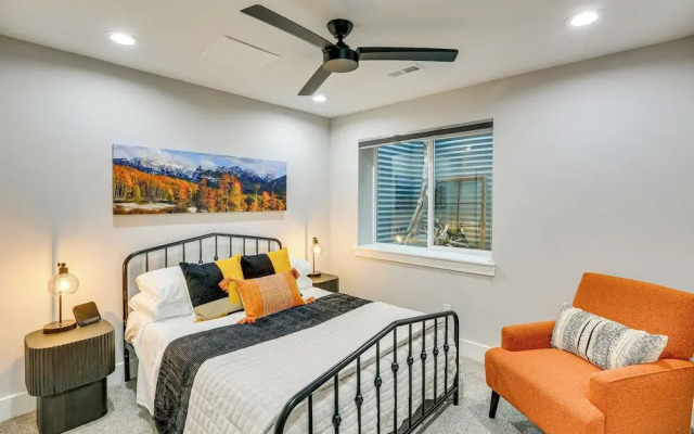 Hot Tub & Mtn-view Rooftop Deck: Golden Home