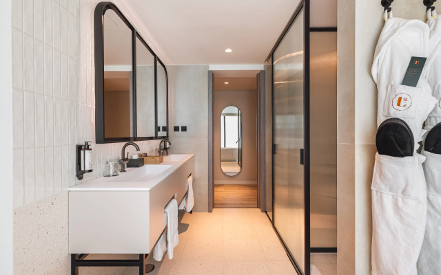 Luster Hotel