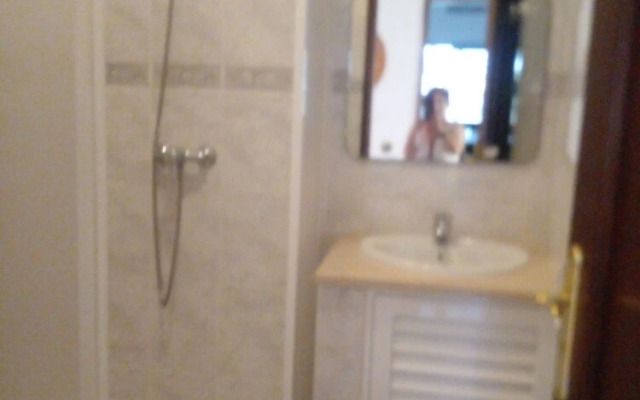 Lovely 4-bed Apartment in Estombar