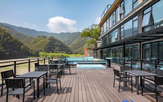 Gouhuo Shanzhuang Xipan Xingkong Yongchi Family Vacation Homestay (Yueliangwan Jingqu)