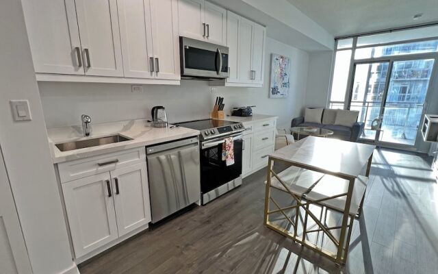 Rhenie-Downtown Toronto Suites