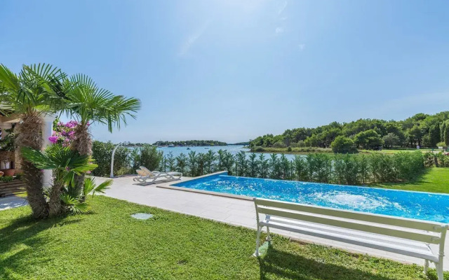 Fimi- With Swimming Pool - A3 BW